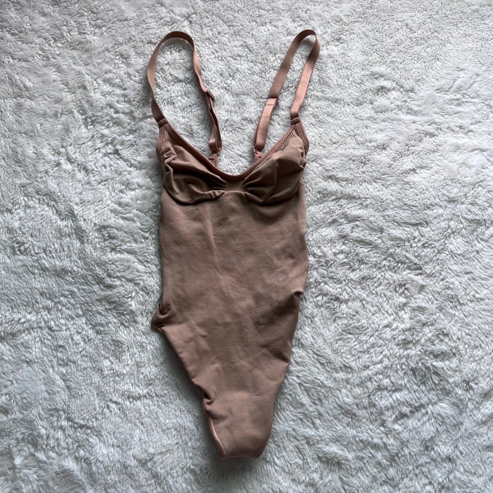 Skims Women's Sculpting Ruched Mid Thigh Bodysuit Tan Size XXS RN158973 NWOT